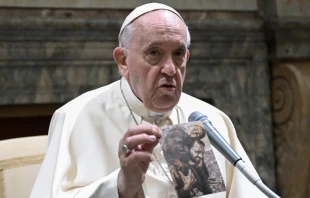 Papa Francisco con foto de refugiado de Siria. Cru00e9dito: Vatican Media 