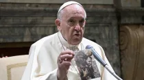 Papa Francisco con foto de refugiado de Siria. Crédito: Vatican Media
