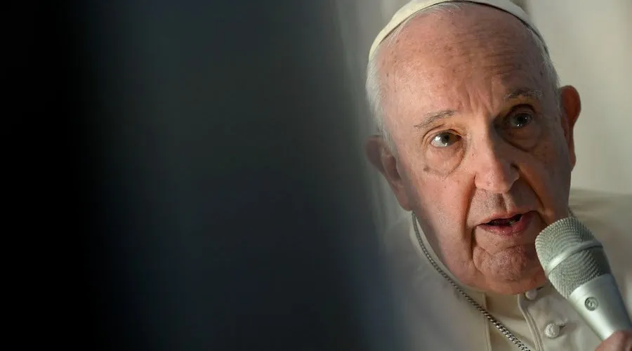 El Papa Francisco durante el vuelo de vuelta de Bahrein. Crédito: Vatican Media?w=200&h=150