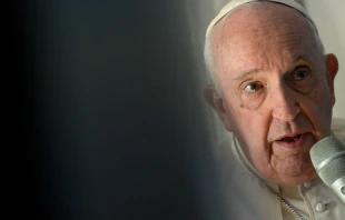 El Papa Francisco durante el vuelo de vuelta de Bahrein. Cru00e9dito: Vatican Media 