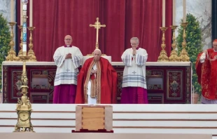 El Papa Francisco frente al fu00e9retro de Benedicto XVI. Cru00e9dito: Daniel Ibu00e1u00f1ez/ACI Prensa 