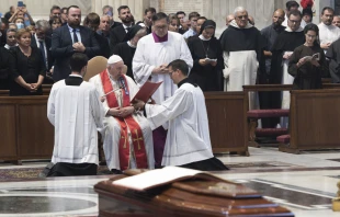 Papa Francisco en el funeral del Cardenal Jozef Tomko. Cru00e9dito: Vatican Media 