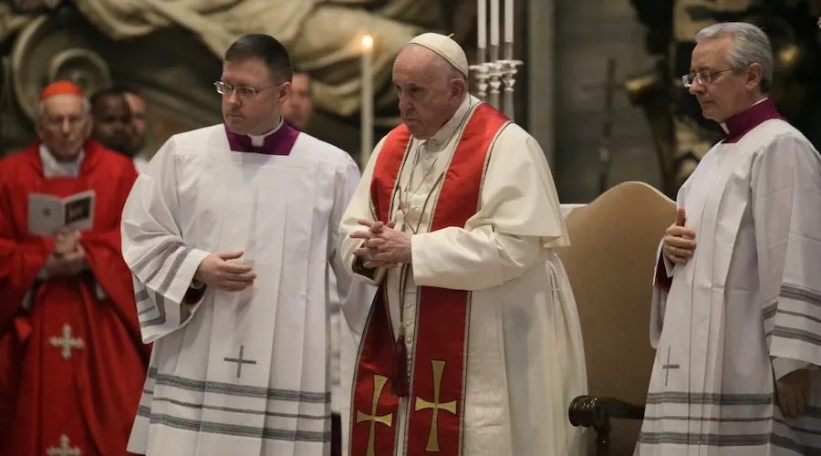 El Papa Francisco da el último adiós al Cardenal George Pell en el Vaticano