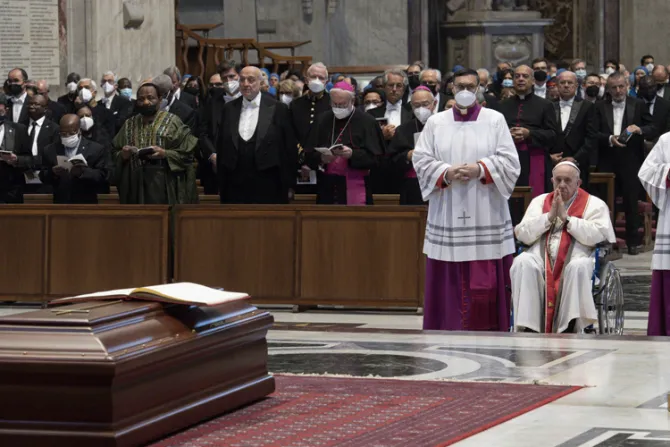 El Papa Francisco participa en funeral del Cardenal Angelo Sodano