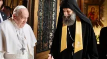El Papa Francisco y el Arzobispo Metropolitano greco-católico Mons Fülöp Kocsis. Crédito: Daniel Ibáñez / ACI Prensa