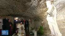 Papa Francisco reza en la gruta de San Pablo en Malta. Foto: Captura video
