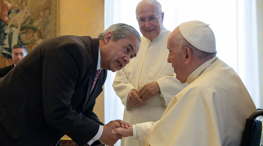 Papa Francisco con historiadores de la Iglesia. Crédito: Vatican Media