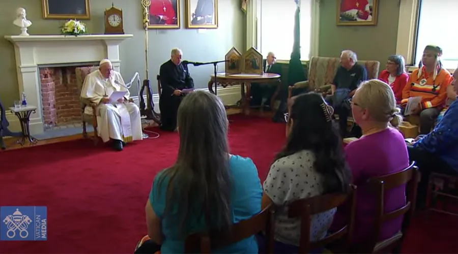 Papa Francisco con indígenas de Canadá. Foto: Captura video?w=200&h=150