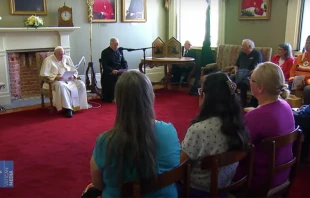 Papa Francisco con indu00edgenas de Canadu00e1. Foto: Captura video 