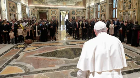 Papa Francisco da 3 claves a institutos seculares para servir a los demás con valentía