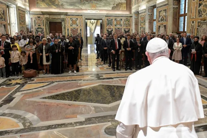 Papa Francisco da 3 claves a institutos seculares para servir a los demás con valentía