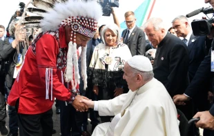 Foto referencial del Papa con jefe indu00edgena en Canadu00e1. Cru00e9dito: Vatican Media 