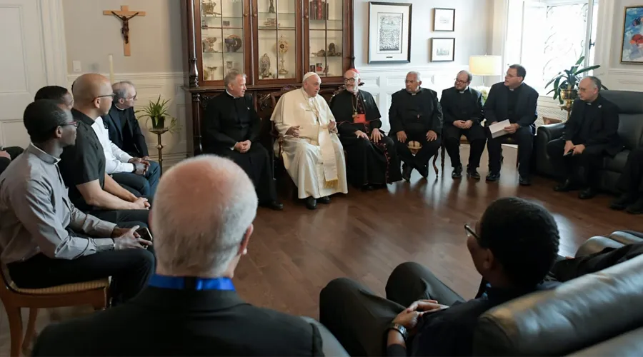 Papa Francisco con jesuitas en Canadá. Crédito: Vatican Media