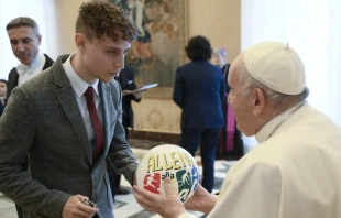 Papa Francisco con joven de la Acciu00f3n Catu00f3lica. Cru00e9dito: Vatican Media 