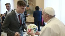 Papa Francisco con joven de la Acción Católica. Crédito: Vatican Media