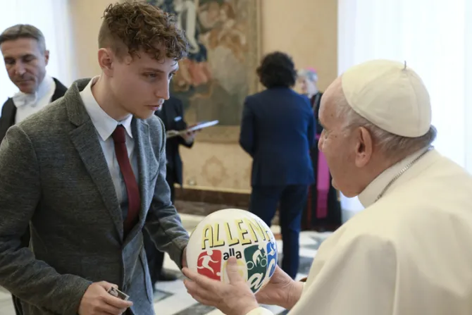 El Papa Francisco pide a jóvenes no permanecer “perezosos en el sofá” y ser misioneros