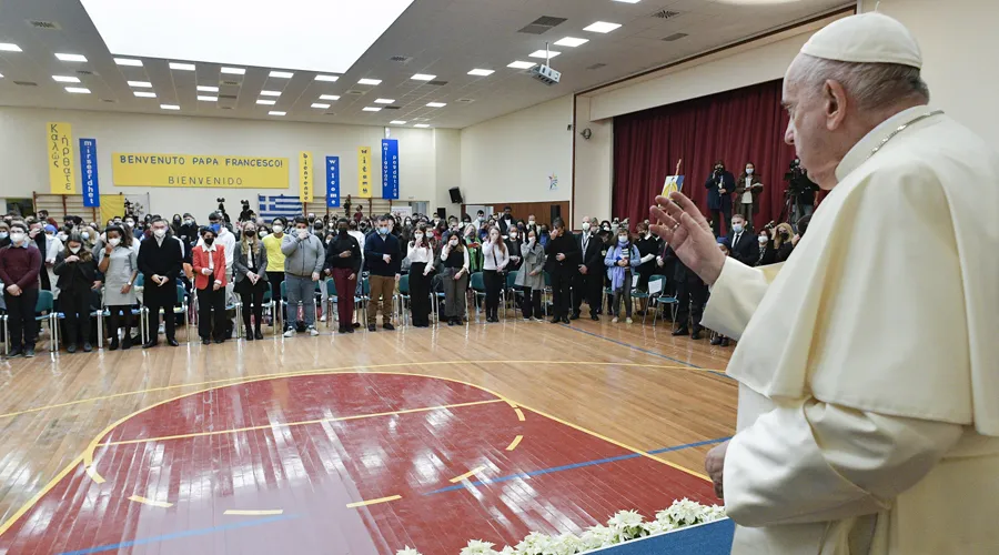 Papa Francisco en encuentro con jóvenes en Grecia. Foto: Vatican Media