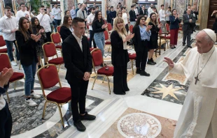 Papa Francisco con estudiantes ju00f3venes de Codogno. Foto: Vatican Media 