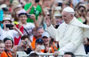 Imagen referencial del Papa Francisco con ju00f3venes. Cru00e9dito: Daniel Ibu00e1u00f1ez/ACI Prensa. 