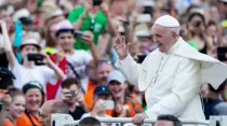Imagen referencial del Papa Francisco con jóvenes. Crédito: Daniel Ibáñez/ACI Prensa.