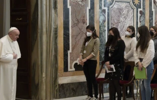 Papa Francisco con ju00f3venes franceses de la Acciu00f3n Catu00f3lica. Foto: Vatican Media 