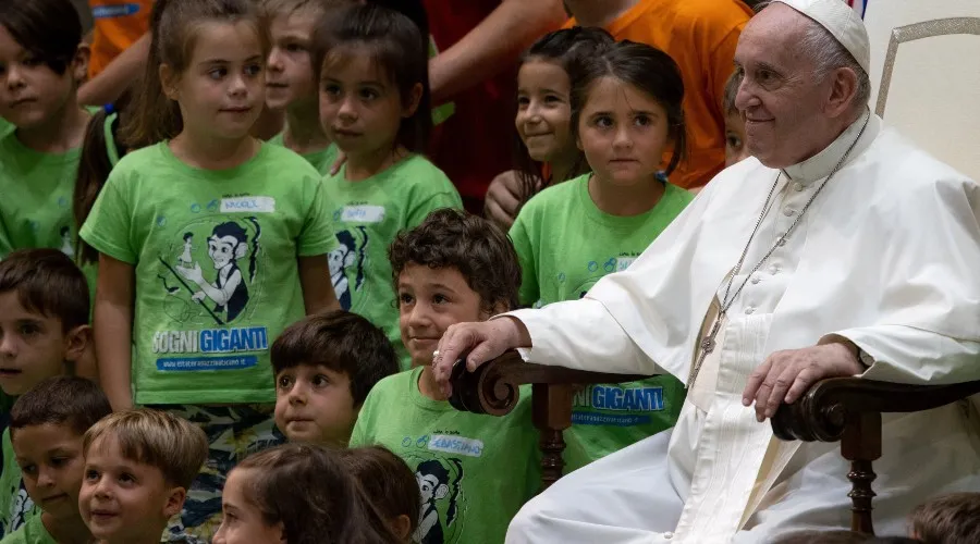 Papa Francisco con jóvenes/Imagen referencial. Crédito: Daniel Ibáñez/ACI Prensa