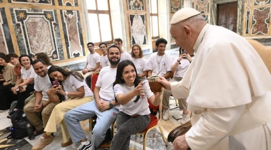El Papa Francisco en audiencia con jóvenes argentinos. Crédito: Vatican Media?w=200&h=150