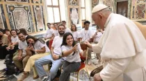 El Papa Francisco en audiencia con jóvenes argentinos. Crédito: Vatican Media