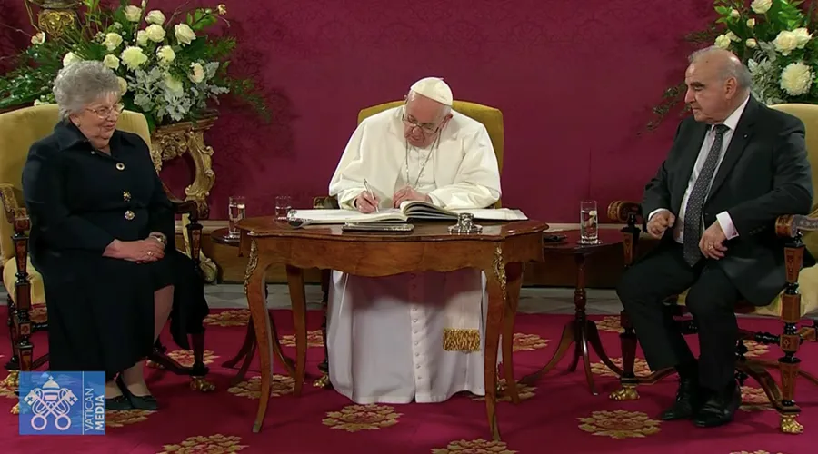 Papa Francisco firma libro de honor en Malta. Foto: Captura Vatican Media