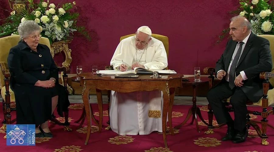 Papa Francisco firma libro de honor en Malta. Foto: Captura Vatican Media?w=200&h=150