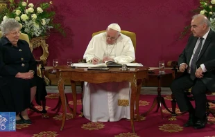 Papa Francisco firma libro de honor en Malta. Foto: Captura Vatican Media 