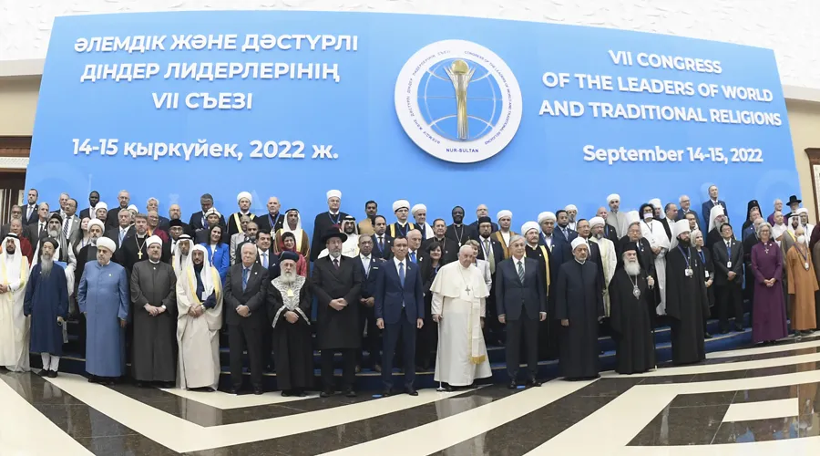 Papa Francisco con líderes religiosos en Kazajistán. Crédito: Vatican Media?w=200&h=150