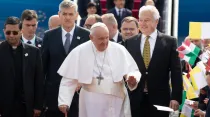 El Papa a su llegada a Budapest hoy, 28 de abril de 2023. Crédito: Daniel Ibáñez / ACI Prensa.