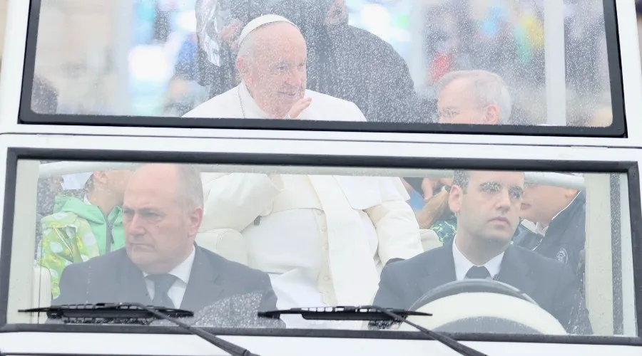 El Papa Francisco saluda a los peregrinos bajo la lluvia. Crédito: Daniel Ibáñez/ACI Prensa?w=200&h=150