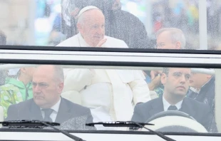 El Papa Francisco saluda a los peregrinos bajo la lluvia. Cru00e9dito: Daniel Ibu00e1u00f1ez/ACI Prensa 