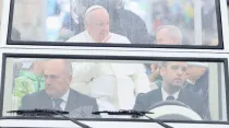 El Papa Francisco saluda a los peregrinos bajo la lluvia. Crédito: Daniel Ibáñez/ACI Prensa