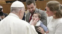 El Papa Francisco bendice a una familia joven. (Imagen referencial). Crédito: Vatican Media