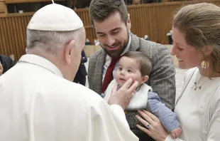 El Papa Francisco bendice a una familia joven. (Imagen referencial). Crédito: Vatican Media 