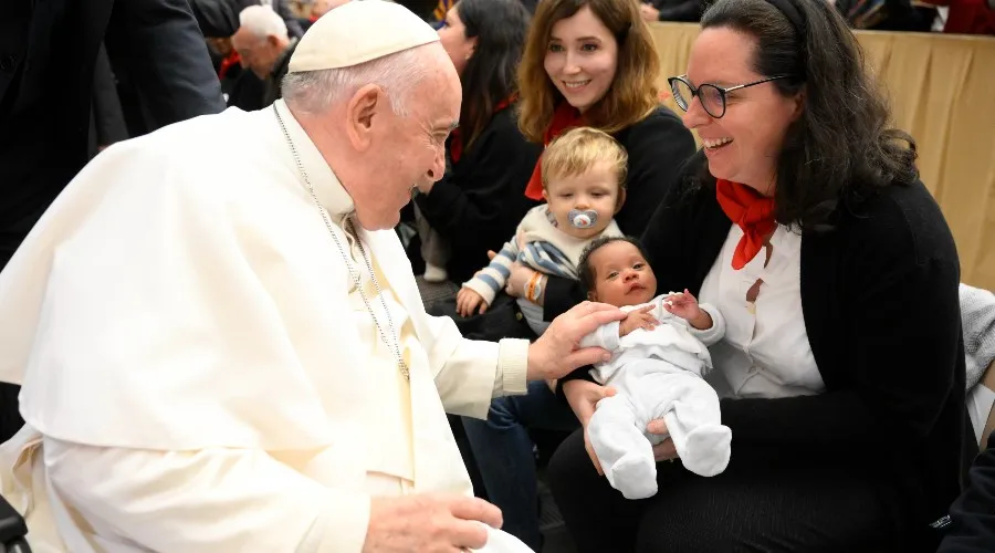 El Papa Francisco saluda a madre en la audiencia de esta mañana. Crédito: Vatican Media