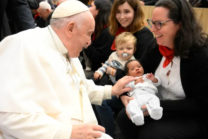 Papa Francisco lamenta las madres que pierden la vida en el parto por falta de recursos