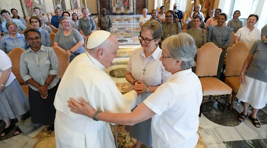 El Papa con las Misioneras Claretianas de María Inmaculada. Crédito: Vatican Media?w=200&h=150