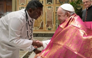 El Papa Francisco con misioneros. Cru00e9dito: Vatican Media 