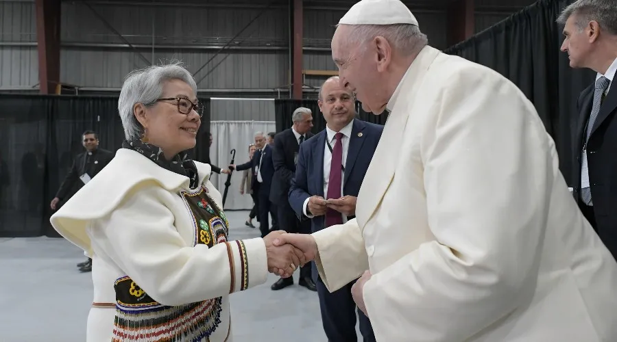 Papa Francisco saluda a mujer durante su viaje en Canadá. Crédito: Vatican Media
