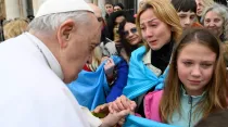 El Papa consuela a una mujer de Ucrania.  Crédito: Vatican Media