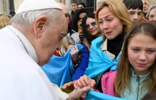 El Papa consuela a una mujer de Ucrania (imagen referencial). Vatican Media