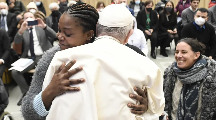 Papa Francisco bendice a víctima de trata. Foto: Vatican Media