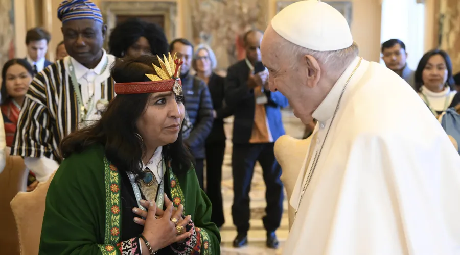 Papa Francisco saluda a mujer indígena. Foto: Vatican Media?w=200&h=150