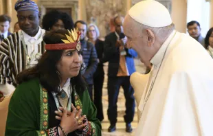 Papa Francisco saluda a mujer indígena. Foto: Vatican Media 