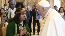 Papa Francisco saluda a mujer indígena. Foto: Vatican Media