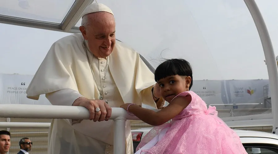 El Papa Francisco saluda a una niña en el Estadio Nacional de Bahrein. Crédito: Vatican Media?w=200&h=150